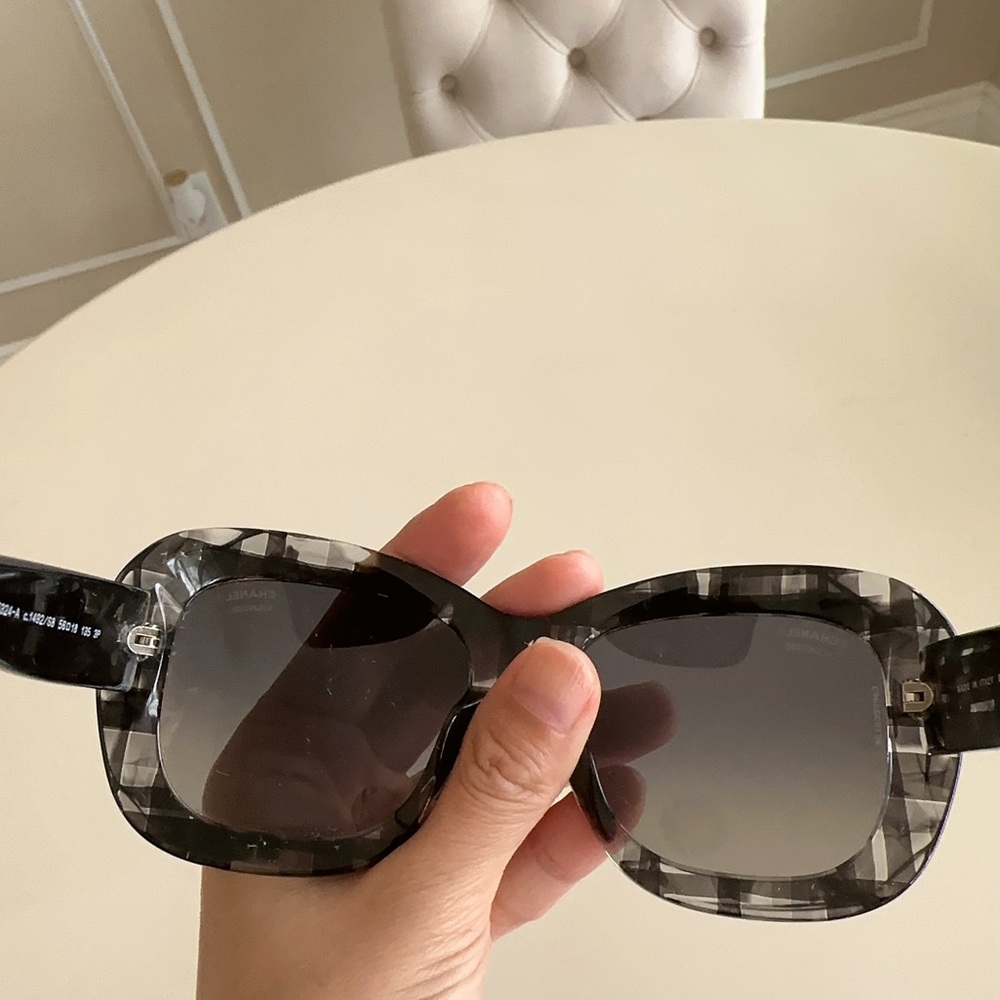 CHANEL Gray Tortoiseshell Oversized Sunglasses - Picture 2 of 6